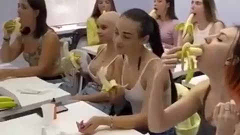 How to eat a banana 🍌🍌