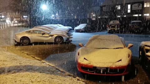 Heavy snow covered many luxury cars with thick quilts.