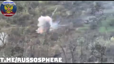 Un char Russe T-80 détruit un char ukrops