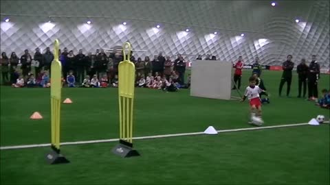 Yaya in dribble finale bij Ajax clinic