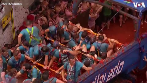 Revelers Participate in Spain’s Annual Tomato Fight | VOA News