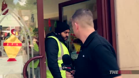 Tommy Robinson confronts Didsbury Mosque hosting hate preachers !