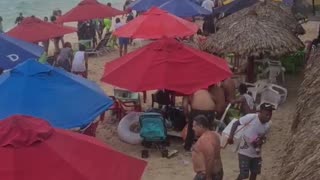 Video: Lancheros se enfrentan con ‘botellazos’ en Playa Blanca