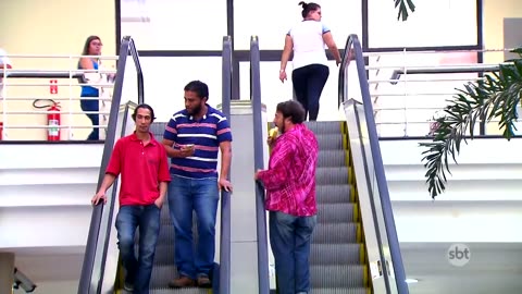 Paquera na Escada Rolante - Love Escalator Prank | Câmeras Escondidas (11/06/17)
