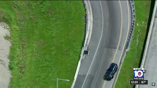 Police pursuit in Miami that ended in a accident and ran onfoot.