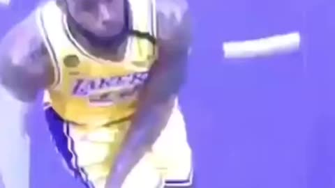 LeBron recreates Kobe’s dunk in Tribute to him