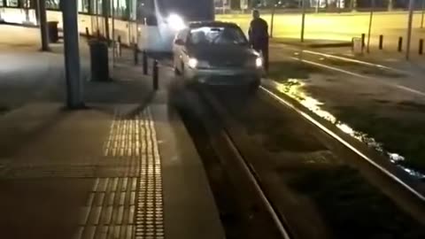 Αυτοκίνητο πάρκαρε πάνω στις γραμμές και έκλεισε το τραμ