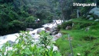 Video: Así arriesgan sus vidas varias personas por pésimo estado de un puente en Santander