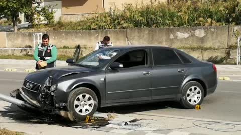 Aksident me vdekje në Lushnjë, shoferi përplaset me shtyllën