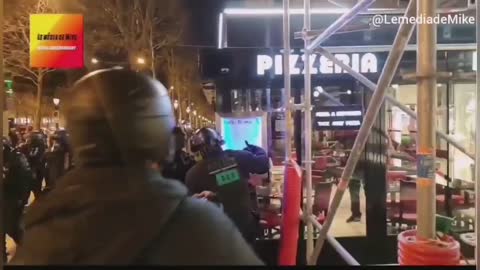 Parigi Francia Violenta repressione della polizia 14 feb 2022