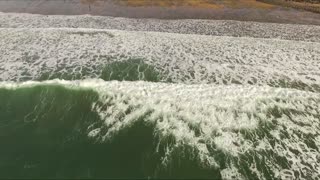 Filmación con drone muestra la inmaculada costa de surf irlandesa