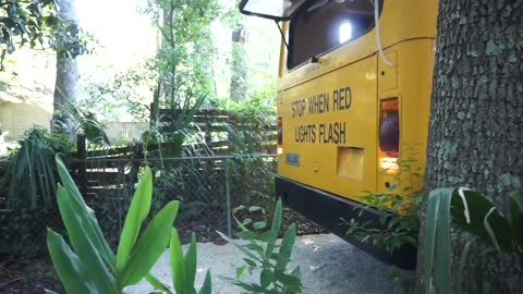 Amateur Builder Turns School Bus into GORGEOUS Tiny House_ 18 Month TIME LAPSE(720P_HD)