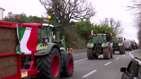Italian tractors en route to Rome in protest