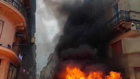 Barricades and fires all over France, here we are in Bordeaux