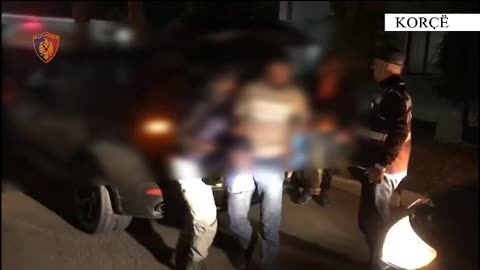 Po transportonin 21 emigrantë me 3 makina, arrestohen 2 persona në Korçë