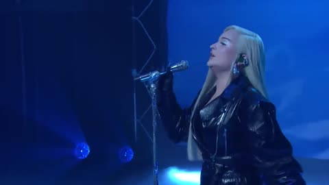 Kim Petras - brrr (Live On Late Night With Seth Meyers / 2023)