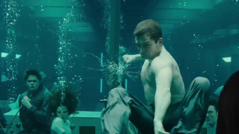 The kingsman || eggsy breaks glass under water