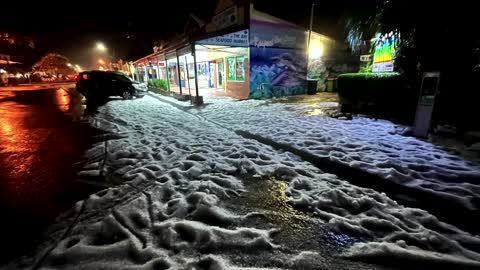 Hailstorm leaves Byron Bay's streets white