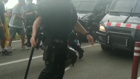 Un separatista detenido por arrebatar la tableta a un Policía durante la visita del rey a Tarragona