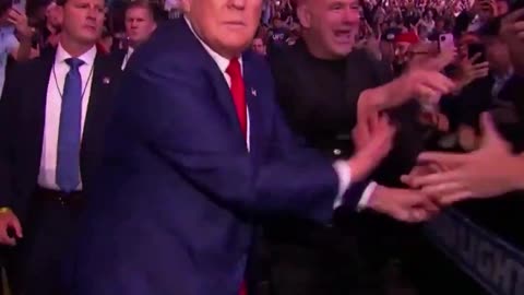 Regardez les gens éclater de joie alors que Pres Donald Trump fait son entrée à l'UFC 302
