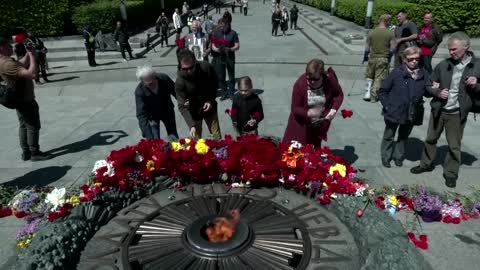 Ukrainians mark WW2 heroes as fighting rages on