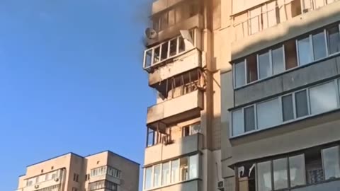 💔😧 Debris fell on a residential building in Obolonsky district in Kyiv. Fire on the