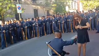 12-O| Soldado pide matrimonio a su pareja en el desfile de la Hispanidad