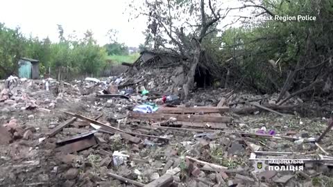 Ukraine police show Sloviansk 'shelling aftermath'