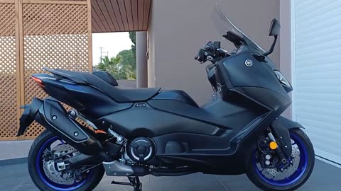 NEW YAMAHA TMAX 560 Icon Blue 2024: Discover the Ultimate Ride!"