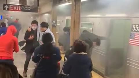 Vídeo mostra passageiros feridos tentando sair de metrô em Nova York após tiroteio