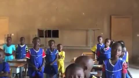 Un grupo de alumnos de infantil de África canta el himno nacional del Reino de España con letra