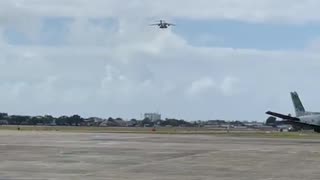 Vídeo mostra o momento em que 8° voo da FAB com brasileiros repatriados chega ao Brasil