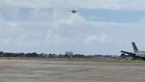 Vídeo mostra o momento em que 8° voo da FAB com brasileiros repatriados chega ao Brasil