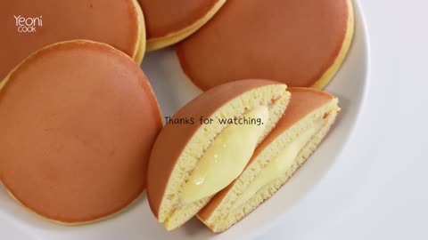 Easy and Quick Japanese Pancakes Dorayaki / filled with soft custard