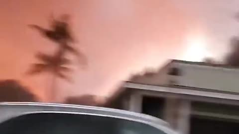 A Raw footage of Lahaina fires at the beach where people jumped over to survive from the fire