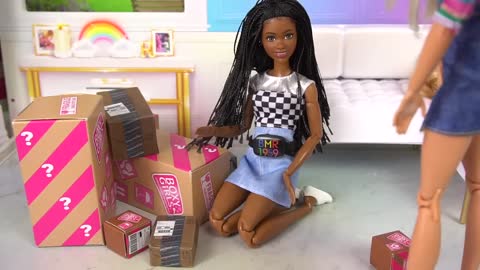 Barbie Doll Family Unpacking & Moving to a New York City-4