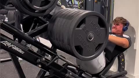 Pressing 300kg…😳😜😈 #foryoupage #viralstuff #gymtrend