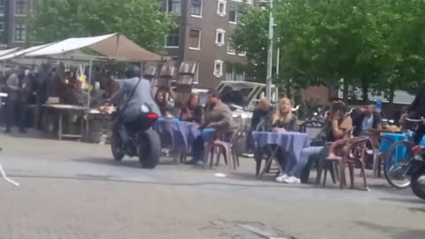 Motocicleta atraviesa mercado en Amsterdam a alta velocidad