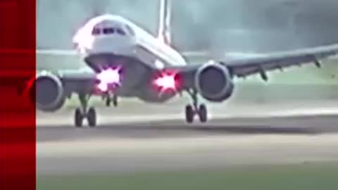 This is the moment a plane flying into Heathrow Airport had to abort its landing. _Shorts _BBCNews