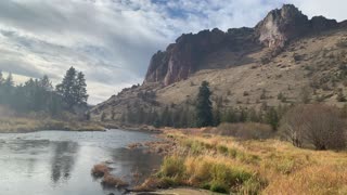 Central Oregon – Smith Rock State Park – Exploring River Shoreline with Gorgeous Canyon Views – 4K