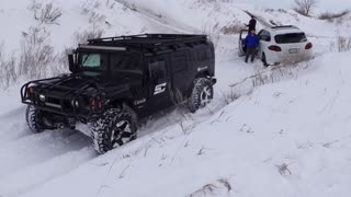 H1 Hummer ( Humvee) takes on Canadian winter
