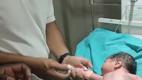 how_to_fix_cannula_2nd_#trending_#new_#baby_#afterbirth_#cutebaby_#babygirl_#viralvideo_#viral(480p)