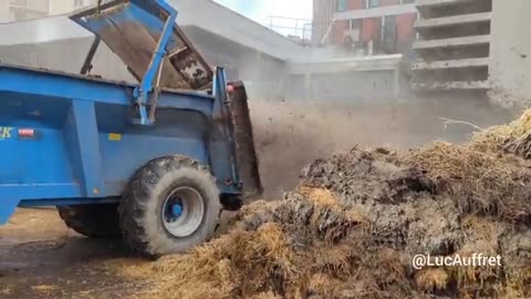 📌❗️🇫🇷🇫🇷🇫🇷 Striking French farmers dumped tens of tons of manure near Toulouse city hall