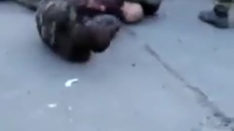 Ukranian Soldiers shoot Russin POWs