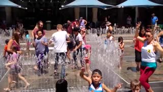 Pop-up Freedom Fountain Dance