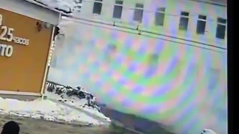 Russia. In Rybinsk, an avalanche of snow that fell from the roof overwhelmed an entire family