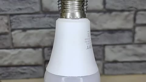 Be sure to remember this trick! How can you easily connect a light bulb if there is no cartridge