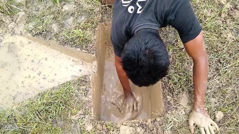 Amazing Hole Fish Trap- Smart Boy Build Fish Trap By Muddy soil ..