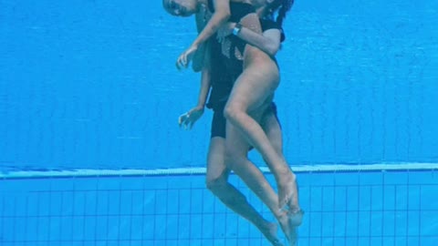 This is the moment a swimming coach saved synchronised swimmer Anita Alvarez's life after she