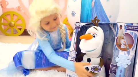 Kids playing with Frozen toys🥳